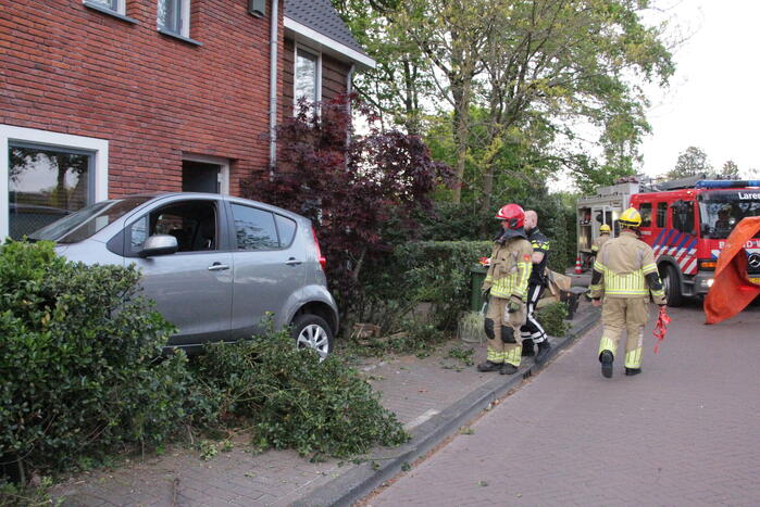 Bestuurster belandt met auto in voortuin