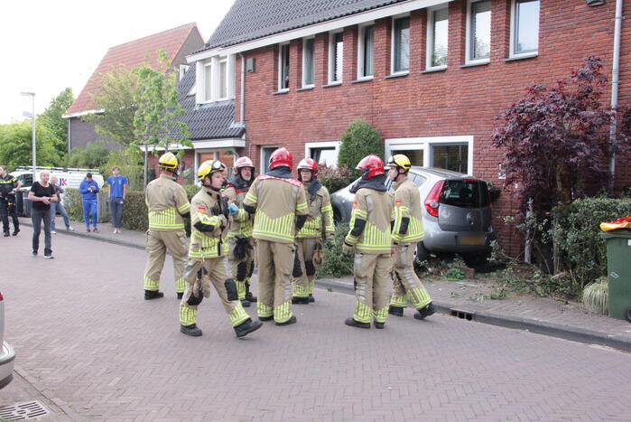 Bestuurster belandt met auto in voortuin