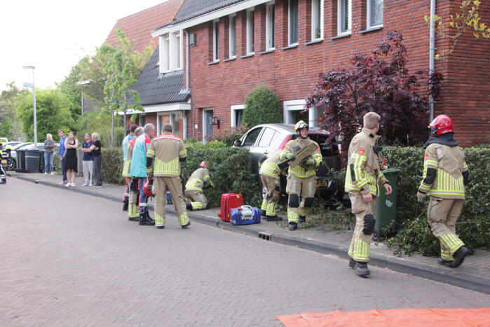 Bestuurster belandt met auto in voortuin