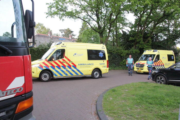 Bestuurster belandt met auto in voortuin