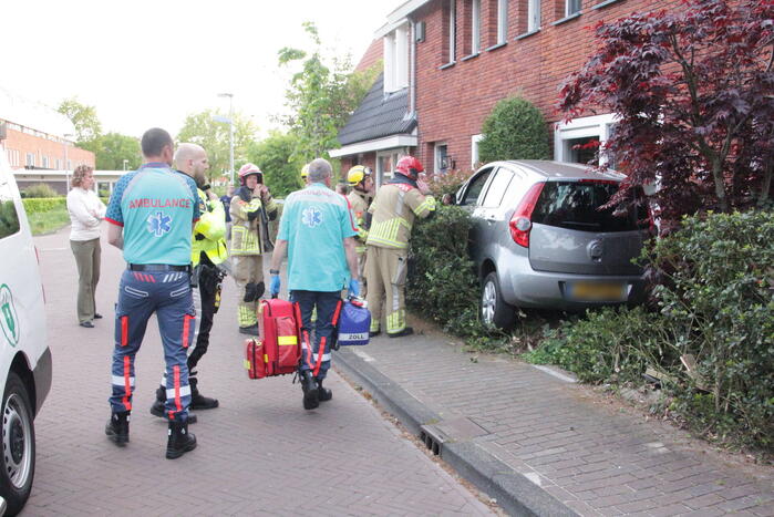 Bestuurster belandt met auto in voortuin