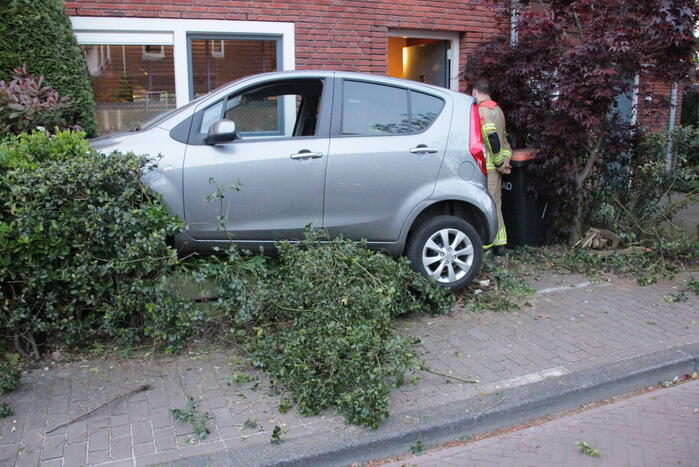 Bestuurster belandt met auto in voortuin