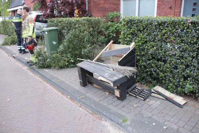 Bestuurster belandt met auto in voortuin