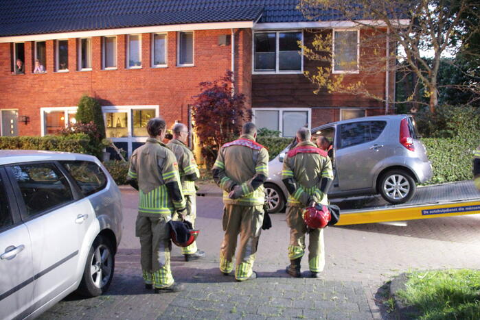 Bestuurster belandt met auto in voortuin