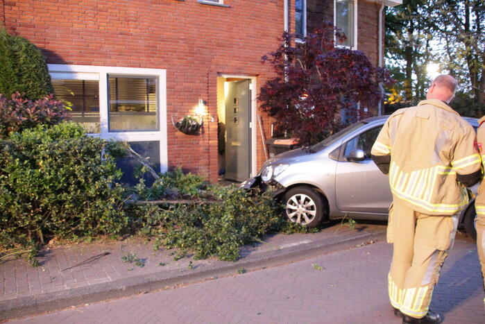 Bestuurster belandt met auto in voortuin