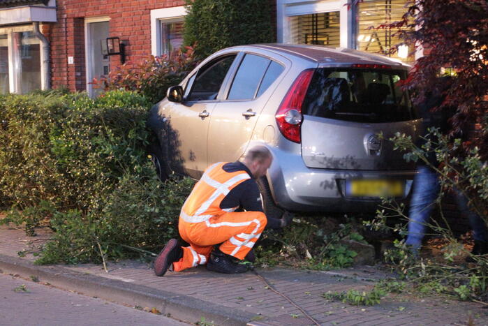 Bestuurster belandt met auto in voortuin