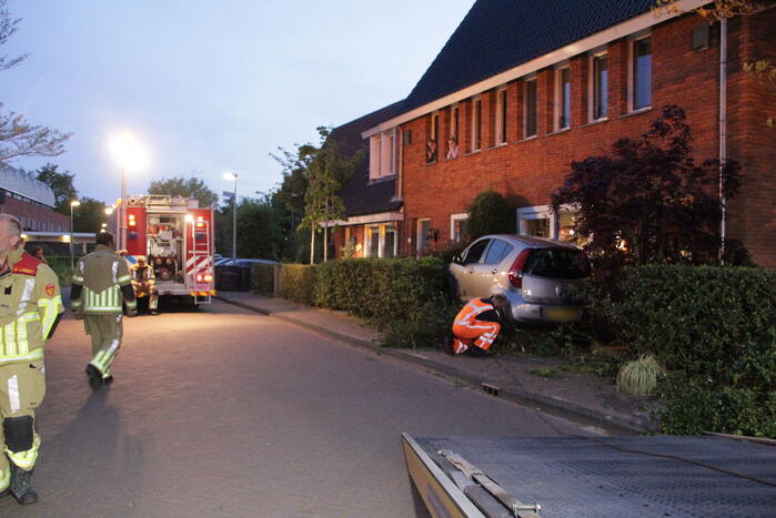 Bestuurster belandt met auto in voortuin