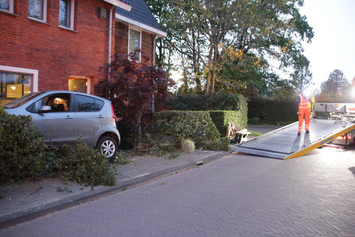 Bestuurster belandt met auto in voortuin