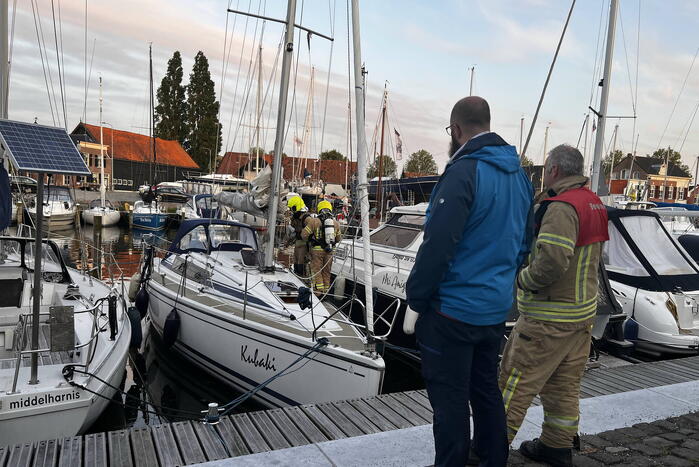 Brandweer onderzoekt hinderlijke lucht op vaartuig