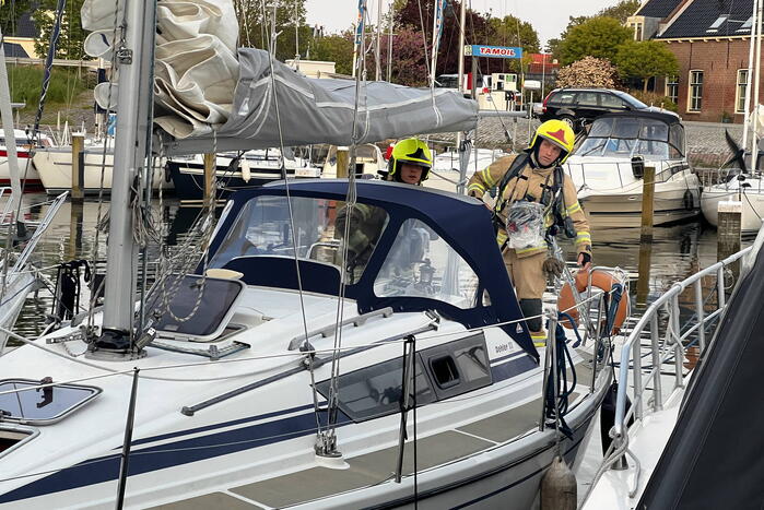 Brandweer onderzoekt hinderlijke lucht op vaartuig