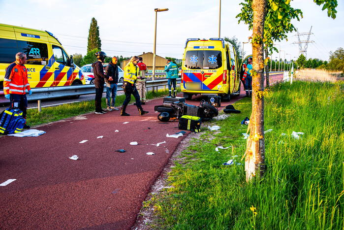 Scooterrijder ernstig gewond na frontale botsing tegen boom
