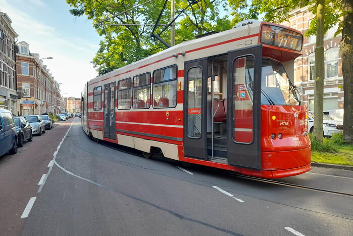 Vrachtwagen met kraan rijdt bovenleiding van tram kapot