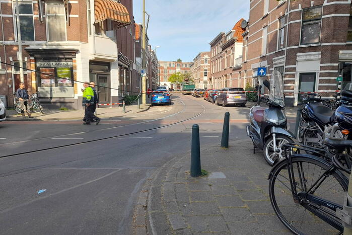 Vrachtwagen met kraan rijdt bovenleiding van tram kapot