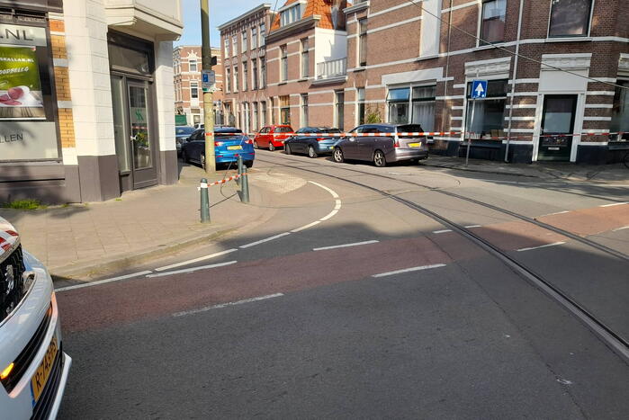 Vrachtwagen met kraan rijdt bovenleiding van tram kapot