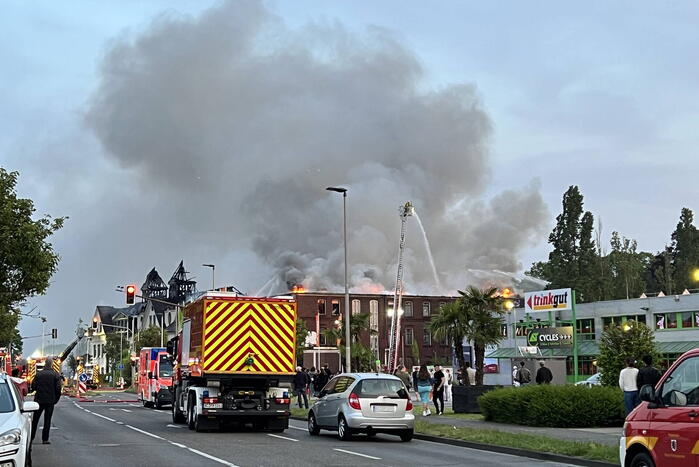Nederlandse brandweer assisteert bij enorme brand in Duitsland
