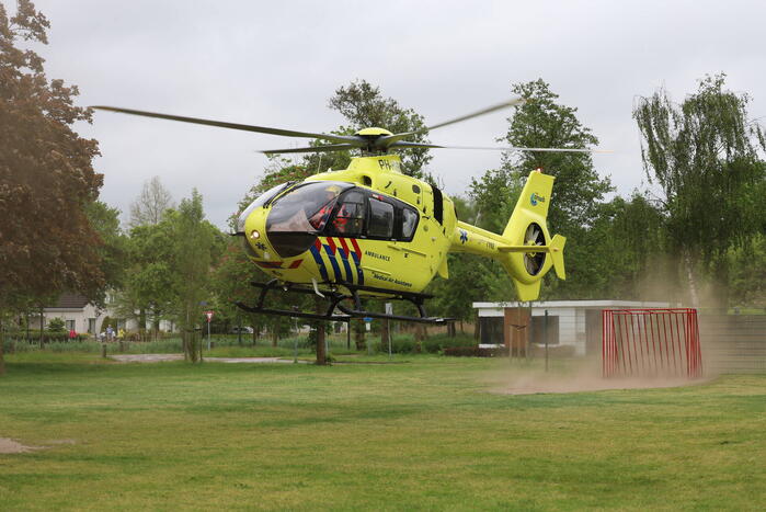 Traumahelikopter landt op grasveld