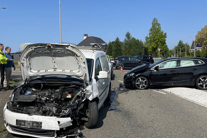 Grote schade na botsing tussen voertuigen