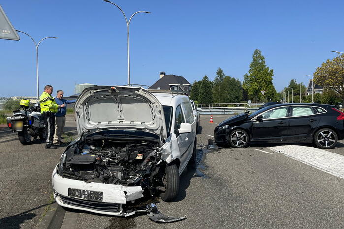 Grote schade na botsing tussen voertuigen