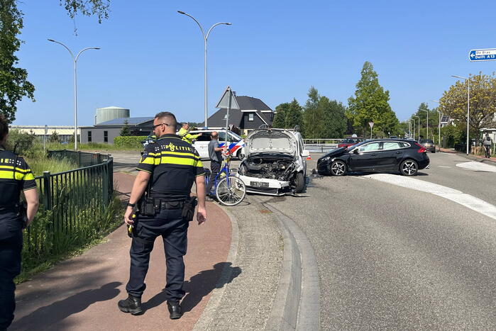 Grote schade na botsing tussen voertuigen