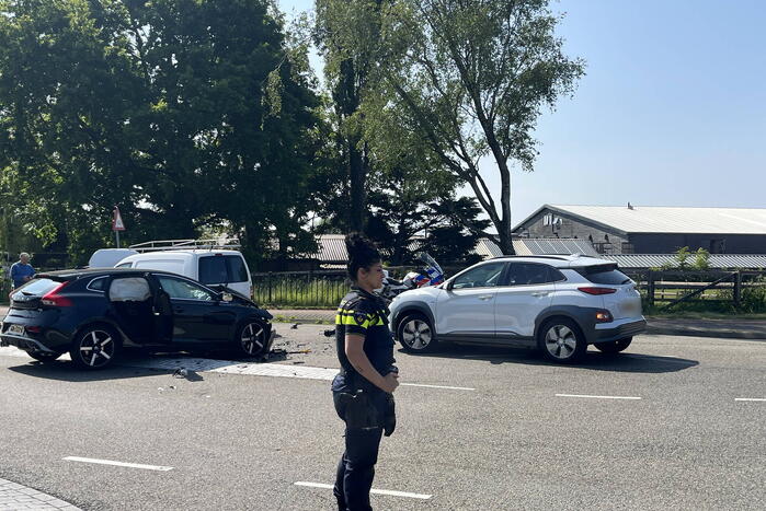 Grote schade na botsing tussen voertuigen