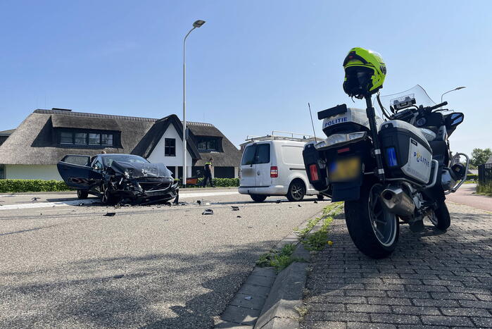 Grote schade na botsing tussen voertuigen