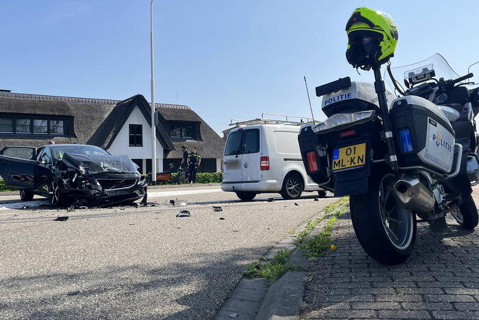 Grote schade na botsing tussen voertuigen