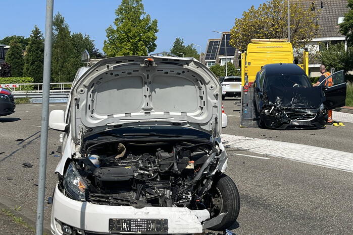 Grote schade na botsing tussen voertuigen
