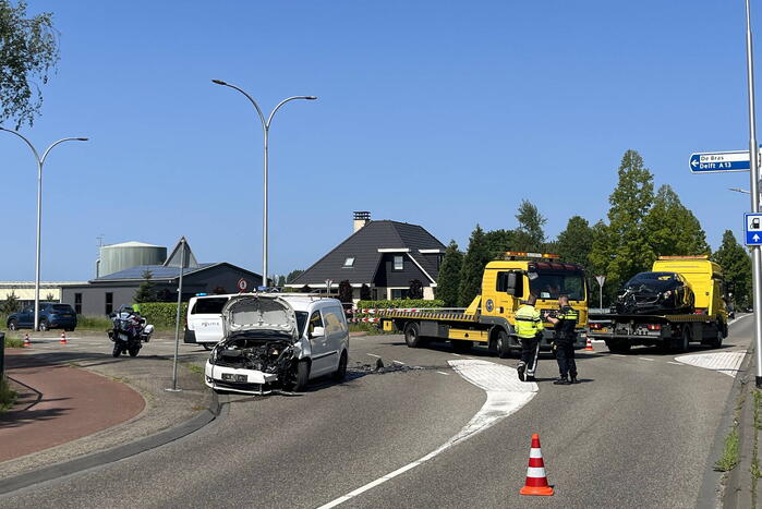 Grote schade na botsing tussen voertuigen