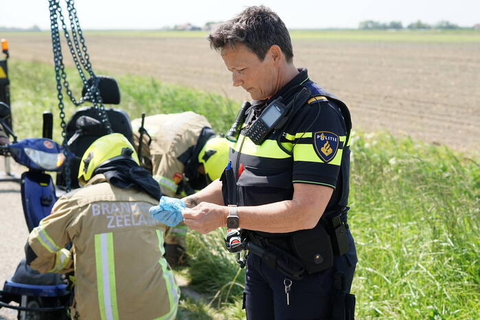 Man belandt met scootmobiel in sloot