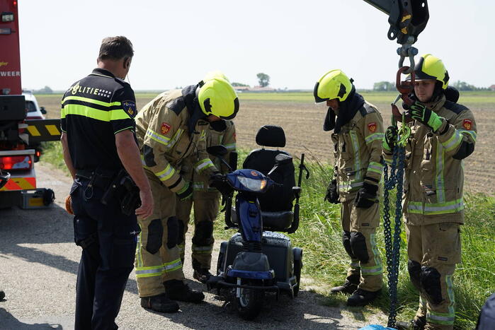 Man belandt met scootmobiel in sloot