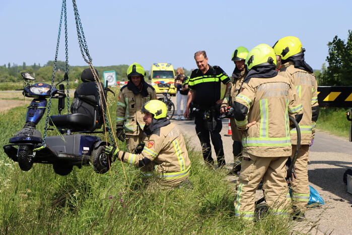 Man belandt met scootmobiel in sloot