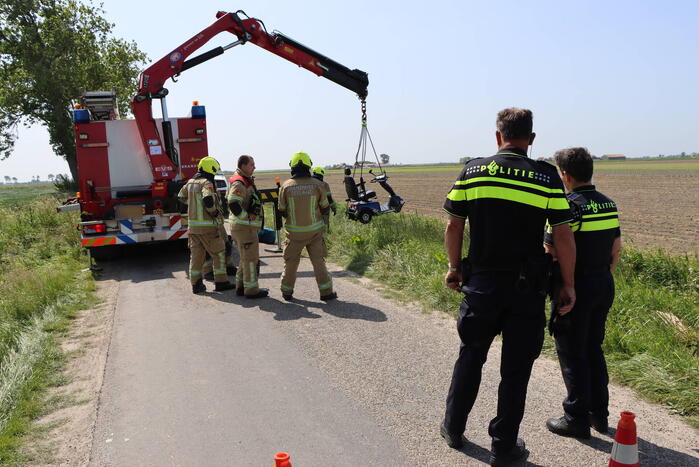 Man belandt met scootmobiel in sloot