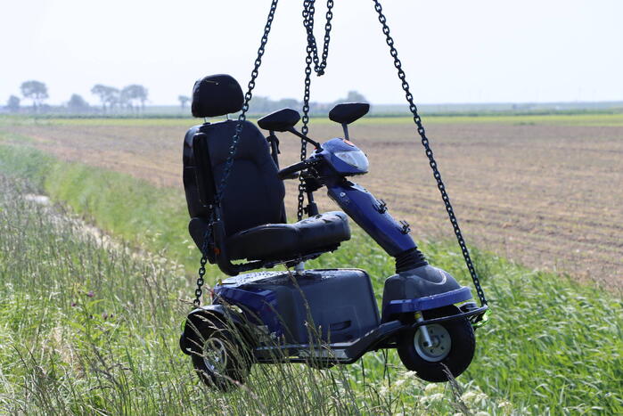 Man belandt met scootmobiel in sloot