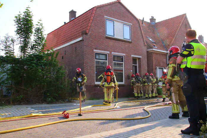 Brandweer forceert deur voor woningbrand