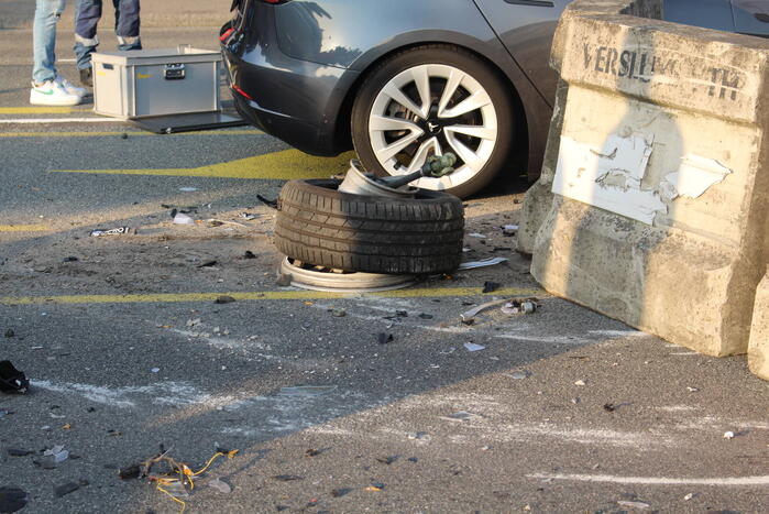 Ravage nadat auto op betonnen afzetting klapt