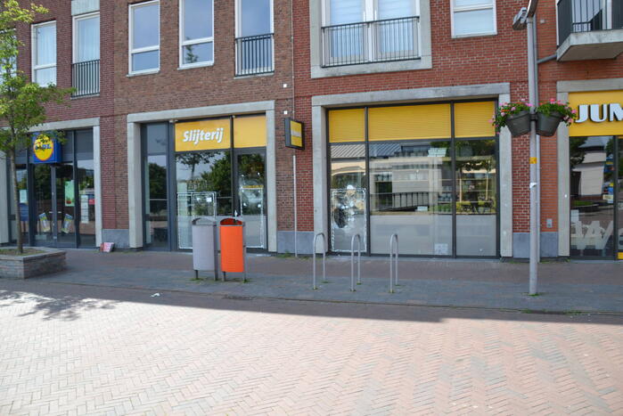 Winkelruiten vernield bij inbraak in supermarkt