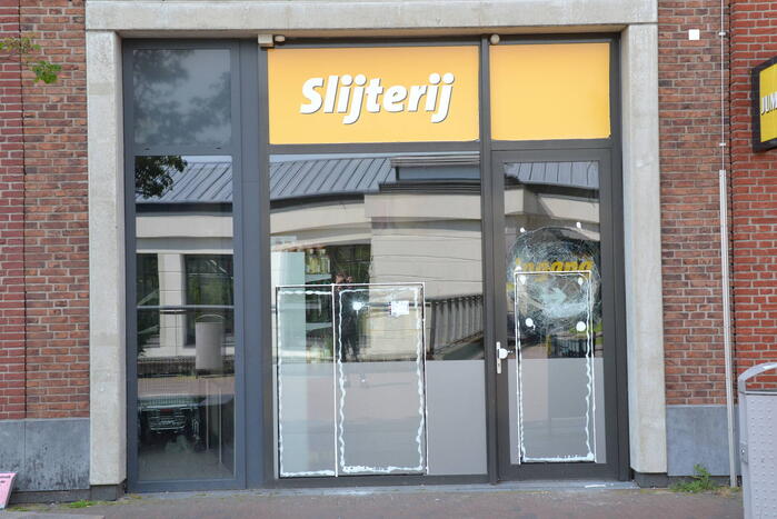 Winkelruiten vernield bij inbraak in supermarkt