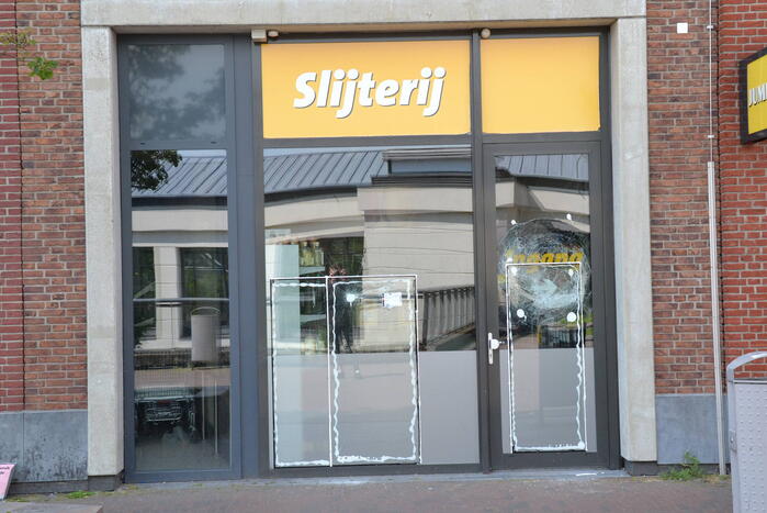 Winkelruiten vernield bij inbraak in supermarkt