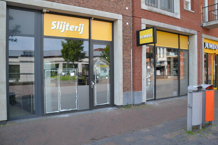 Winkelruiten vernield bij inbraak in supermarkt