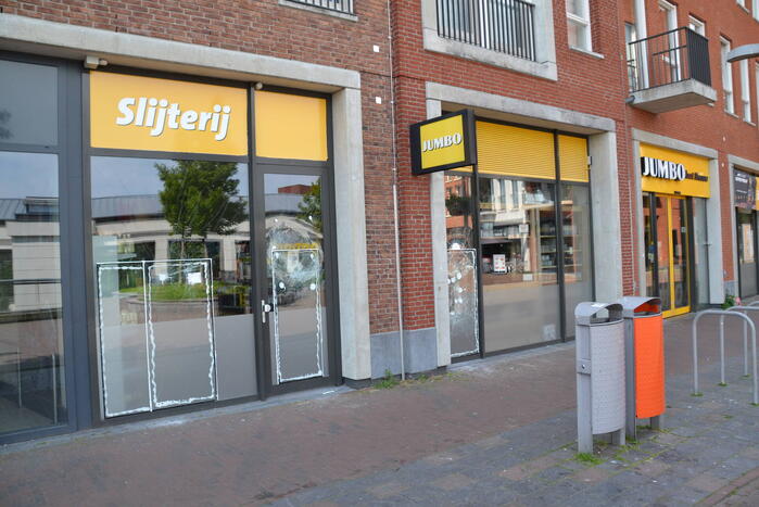 Winkelruiten vernield bij inbraak in supermarkt