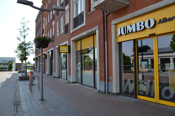 Winkelruiten vernield bij inbraak in supermarkt
