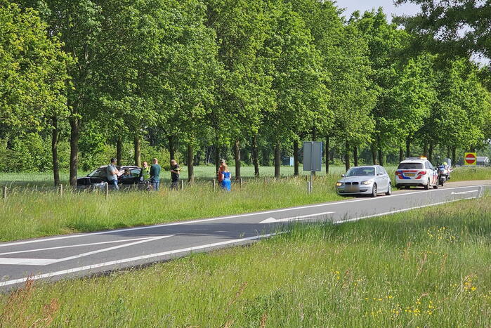 Automobilist raakt van de weg en ramt boom