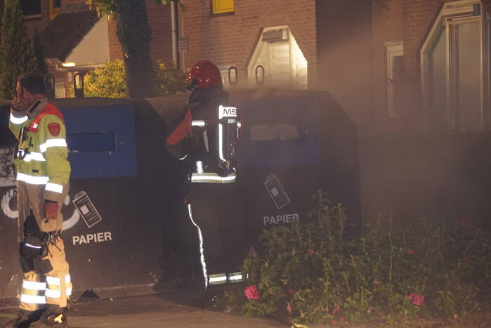 Hevige brand in papiercontainer