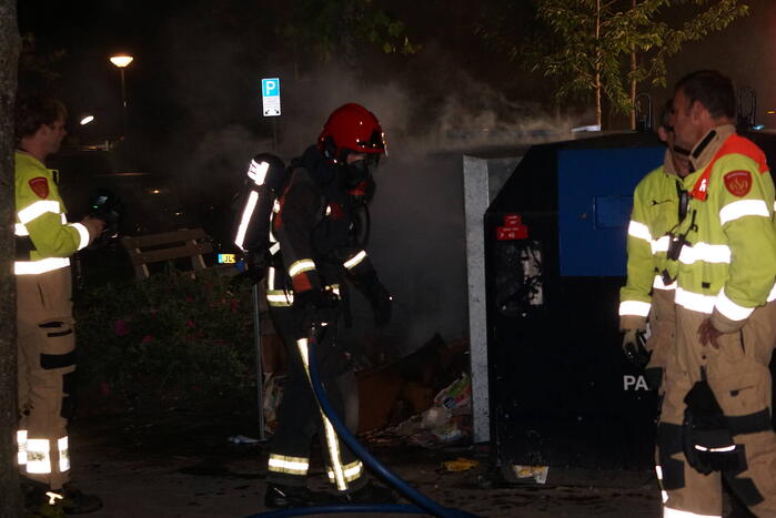 Hevige brand in papiercontainer