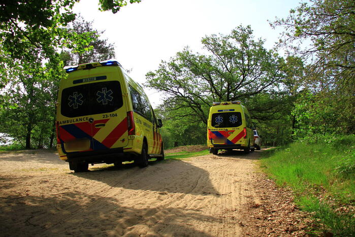 Vastzittende ambulance losgetrokken door brandweer