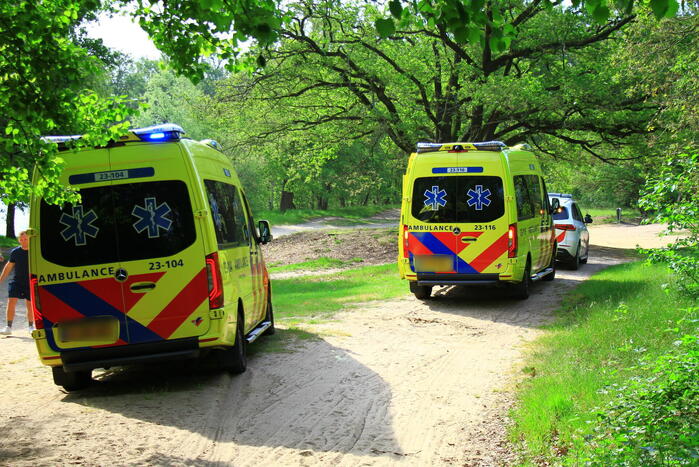 Vastzittende ambulance losgetrokken door brandweer