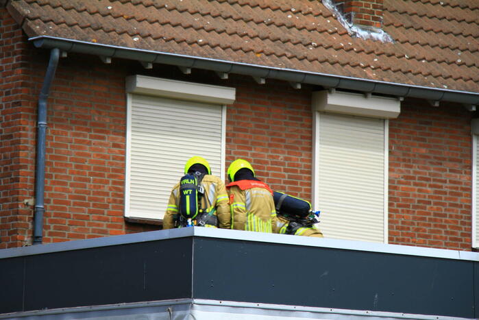 Brandweer blust brand op een dak van cafetaria