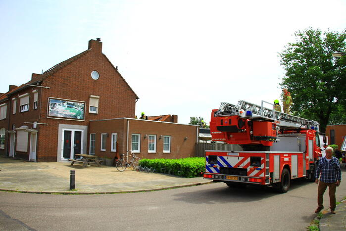 Brandweer blust brand op een dak van cafetaria