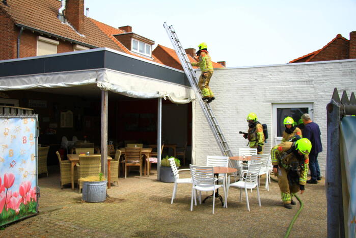 Brandweer blust brand op een dak van cafetaria