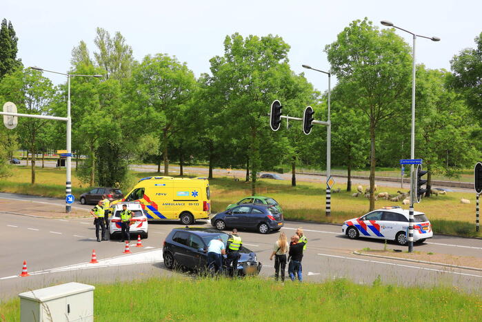 Twee personenauto's botsen op kruising